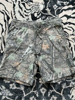 016 - IRON AND CO CAMO CARGO SIZE SMALL SHORTS